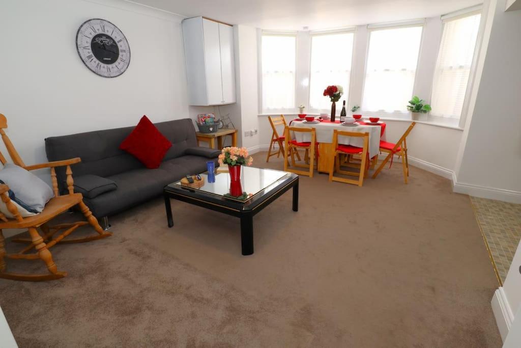 New Sunset Square Eastbourne 2 Bed Apartment, Long Stay Welcome 외부 사진