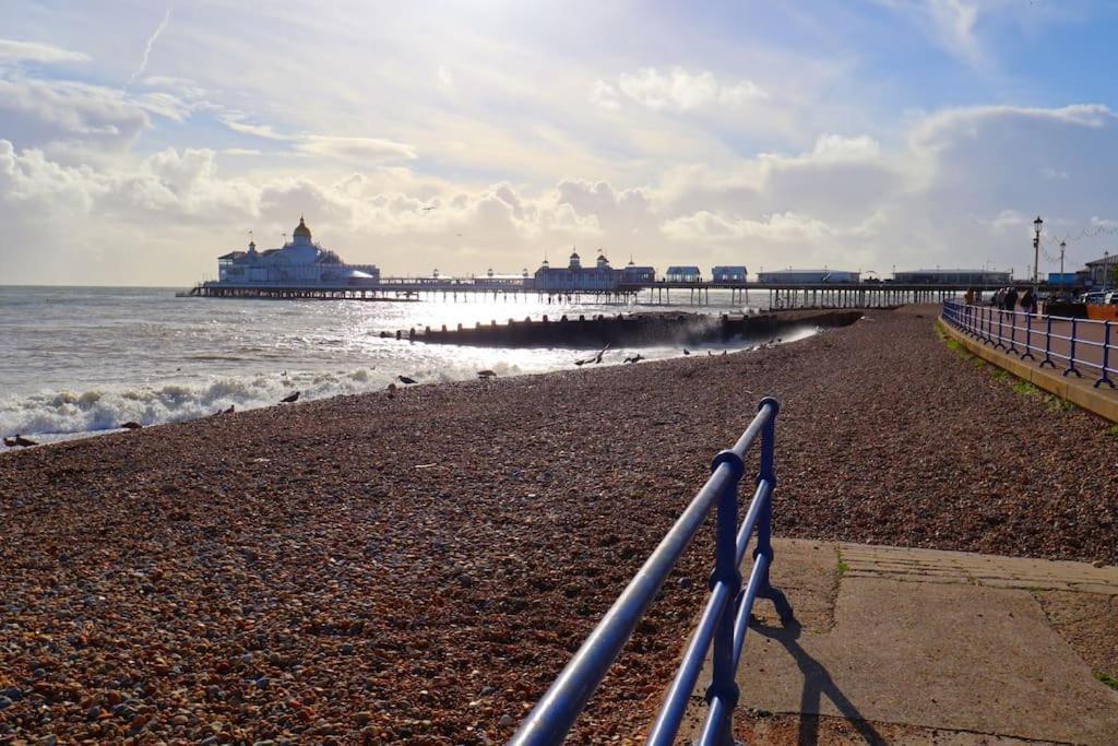New Sunset Square Eastbourne 2 Bed Apartment, Long Stay Welcome 외부 사진